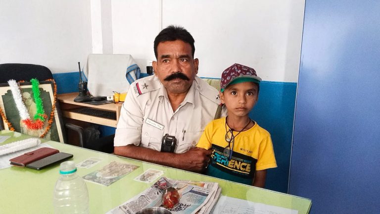 মালদহের চাঁচলে পথ হারানো শিশুকে ফিরিয়ে দিল ট্রাফিক পুলিশ