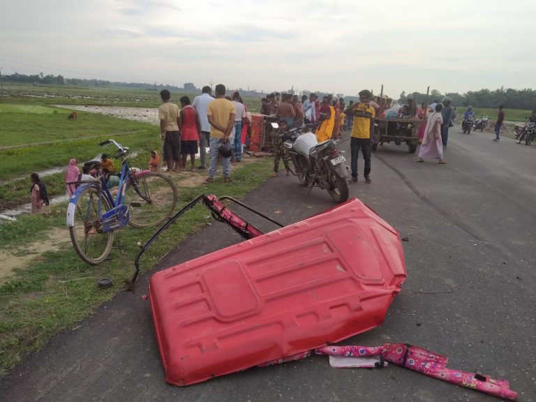 মালদহের চাঁচলের মালতীপুর বাইপাসে শনিবার বিকেলে দুর্ঘটনাটি ঘটে।