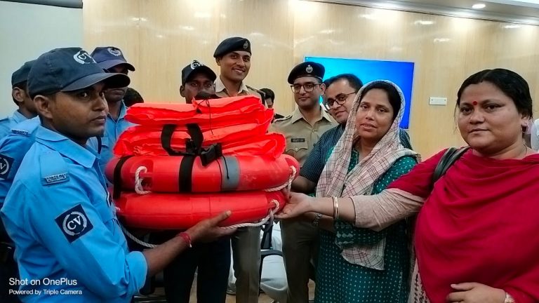 মালদহে দূর্যোগ মোকাবিলায় ১০০ সিভিক ভলেন্টিয়ারদের লাইফ জ্যাকেট প্রদান, জেলা প্রশাসনের তরফে