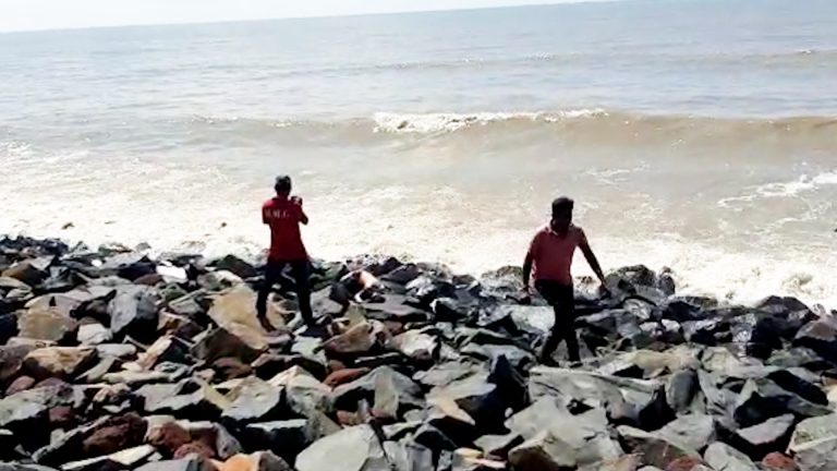 এখনো মৃতের পরিচয় উদ্ধার করতে পারেনি পুলিশ ।