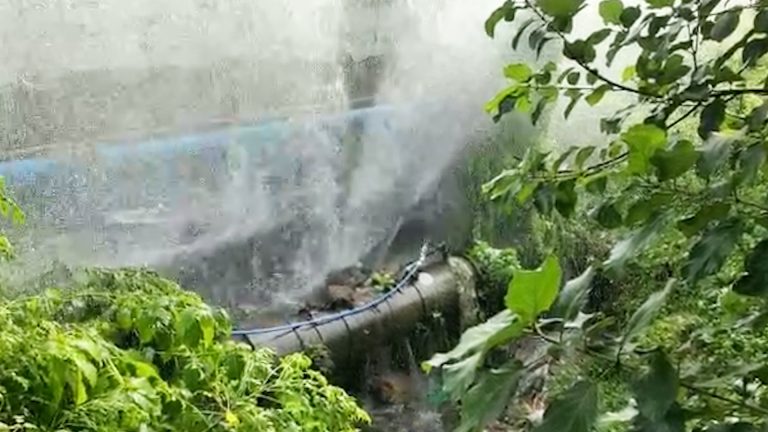 নিয়ামতপুরে পানীয় জলের পাইপ ফেটে বিপত্তি, বন্ধ পানীয় জলের সরবরাহ।