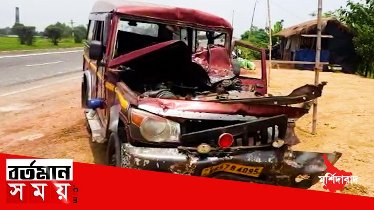 বহরমপুরে লরিকে দাড়ানোর জন্য হাত দেখালে না দাড়িয়ে ধাক্কা মারায় আহত ৫ পুলিশ কর্মী।