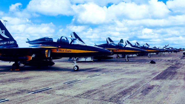 হঠাৎ করেই যুদ্ধবিমানের দেখা মিলল কলকাতা বিমানবন্দরে।