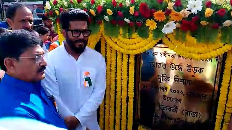 ১০০ ফুটের পতাকা উত্তোলন ব্যারাকপুর স্টেশন সংলগ্ন রাস্তায় এবং হাই মাসে।