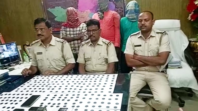 তিনশো পিস মোহর (কয়েন) সহ গ্রেপ্তার তিন।