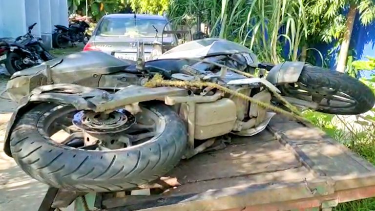 গাড়ি দুটিকে আটক করেছে নিউটাউন থানার পুলিশ।