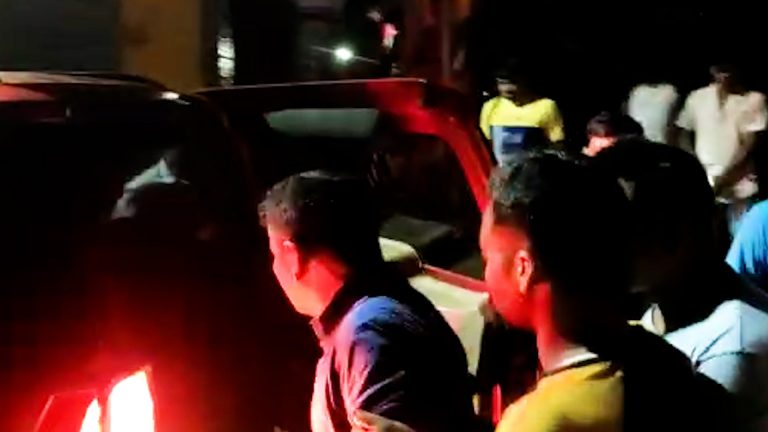 উত্তেজিত জনতা ভাঙচুর করলো ডাক্তারের চেম্বার