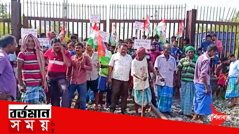 সিমেন্ট ফ্যাক্টরির ২ নম্বর গেট অবরোধ করে বিক্ষোভ স্থানীয়দের