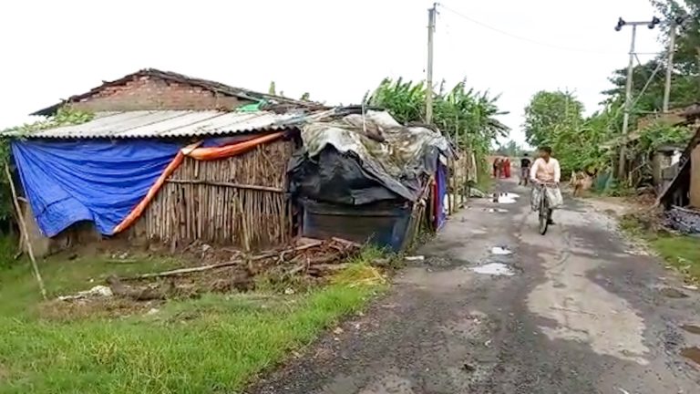 সন্ধ্যার ঝড়-বৃষ্টিতে গাছে ডাল ভেঙে মৃত্যু পথচারী মহিলার।