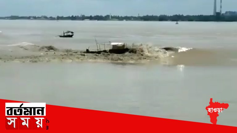 উলুবেড়িয়ায় জলের তোড়ে উল্টে গেল ২টি মাছ ধরার নৌকা,আহত এক মৎস্যজীবী।