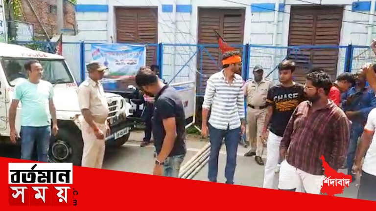 বহরমপুরে বিজেপির জনসভার মঞ্চ তৈরিতে বাধা পুলিশের।
