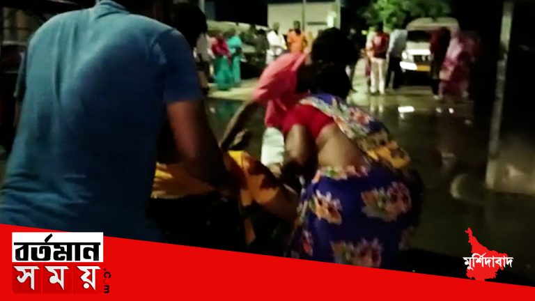 মঙ্গলবার সন্ধ্যেই ঘটনাটি ঘটেছে মুর্শিদাবাদের ডোমকলের ভাতশালা পশুহাট সংলগ্ন এলাকায়।