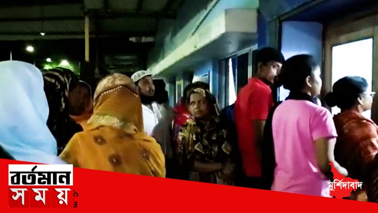 মঙ্গলবার সন্ধ্যেই ঘটনাটি ঘটেছে মুর্শিদাবাদের ডোমকলের শ্রীকৃষ্ণপুর এলাকায়।