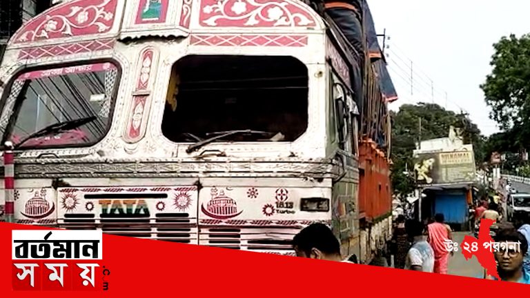 একটি ট্রাক নামার সময় নিয়ন্ত্রণ হারিয়ে ঢুকে পড়ল চারটি দোকানে