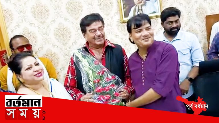 বিধান উপাধ্যায়কে অভিনন্দন জানাতে পৌরনিগমে সাংসদ শত্রুঘ্ন।
