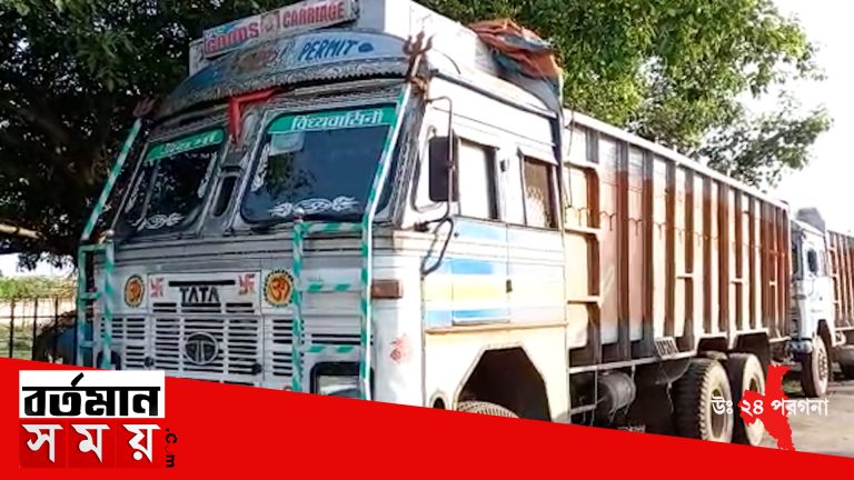 নৈহাটিতে জেটি না বানিয়ে পালিয়ে যাওয়ার সময় পাকাড়াও ২ টি লরি ভর্তি সহ মালপত্র
