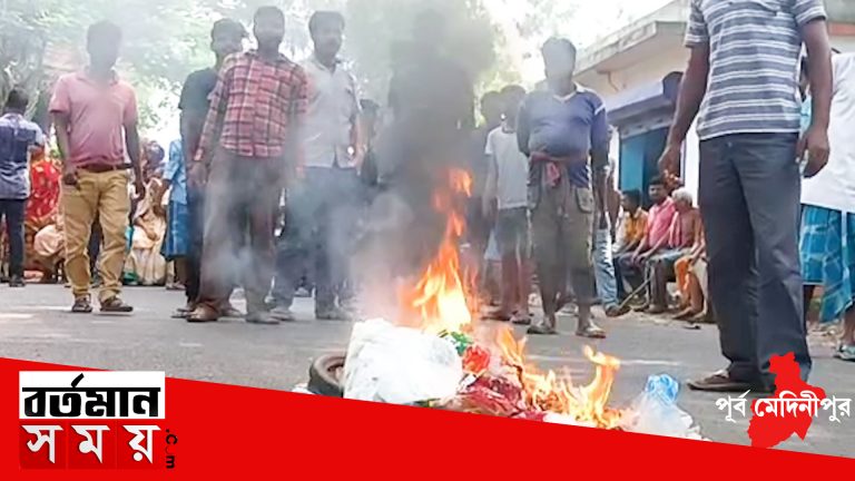 নন্দীগ্রামে রাস্তা সংস্কারের দাবিতে বিক্ষোভ স্থানীয়দের