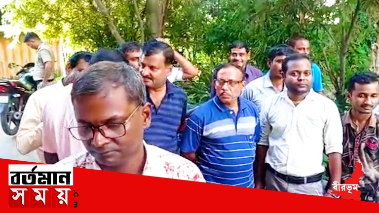 ভূমি ও ভূমি সংস্কার আধিকারিককে দপ্তরে এসে মাথায় পিস্তল ঠেকিয়ে কাজ করে দেওয়ার হুমকি দিল দুই দুষ্কৃতি।