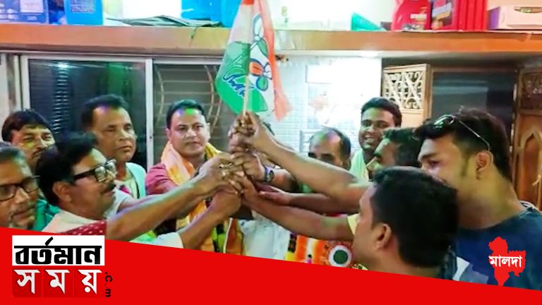 ফের  ভাঙ্গন কংগ্রেসে, পঞ্চায়েত ভোটের প্রাক্কালে কংগ্রেস ছেড়ে তৃণমূলে যোগ প্রায় শতাধিক কর্মীর,