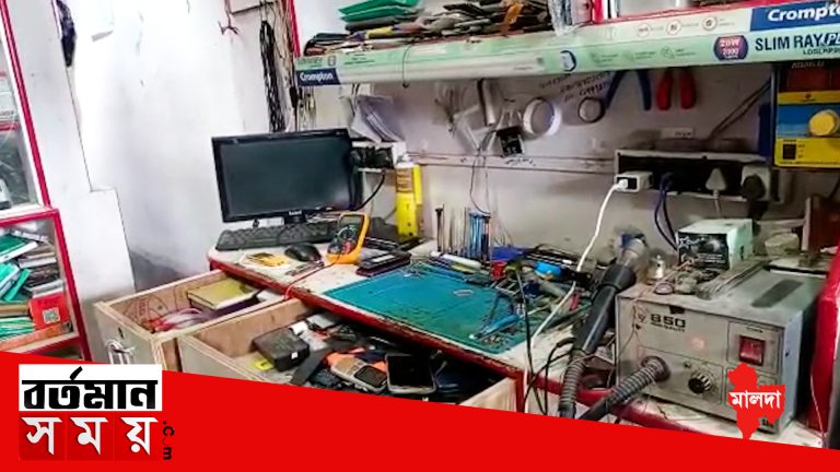 টালি ভেঙে সিলিং কেটে দোকানের ভিতরে ঢুকে এক বা একাধিক চোর।