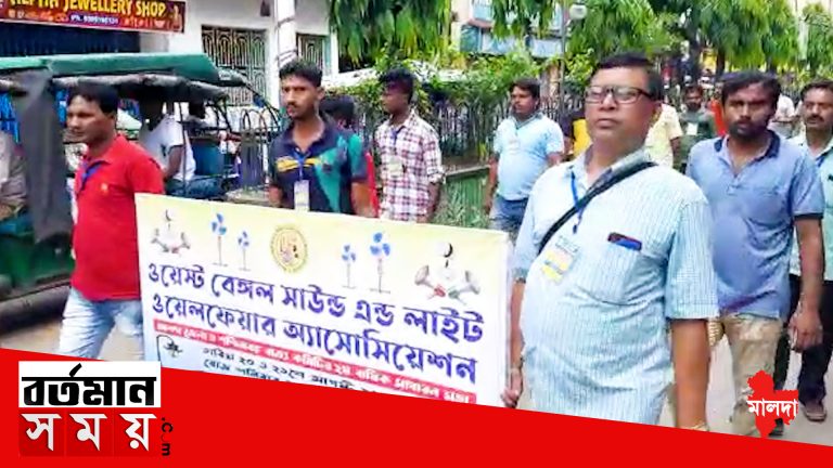 পুজোর মরশুমে সুষ্ঠুভাবে ব্যবসা করার লক্ষ্যে পথে নেমে মিছিল করলো পশ্চিমবঙ্গ সাউন্ড অ্যান্ড লাইট অ্যাসোসিয়েশনের সদস্যরা।