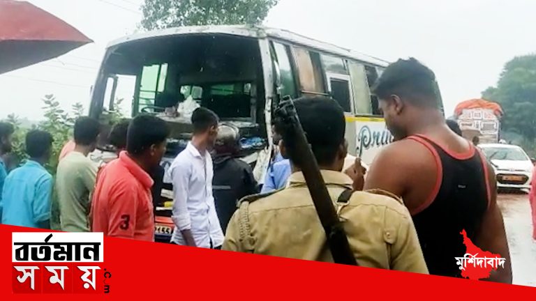 শনিবার দুপুরে মুর্শিদাবাদের বড়ঞা থানার অন্তর্গত হলদিয়া ফারাক্কা রাজ্য সরকে