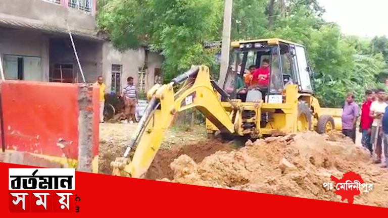 পাঁচ ঘন্টারও বেশি সময় রাস্তায় টায়ার ফেলে অবরোধের নামে গ্রামবাসীরা।