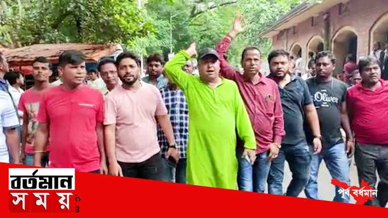 তৃণমূল সমর্থকেরা জয় বাংলা স্লোগান তুলে