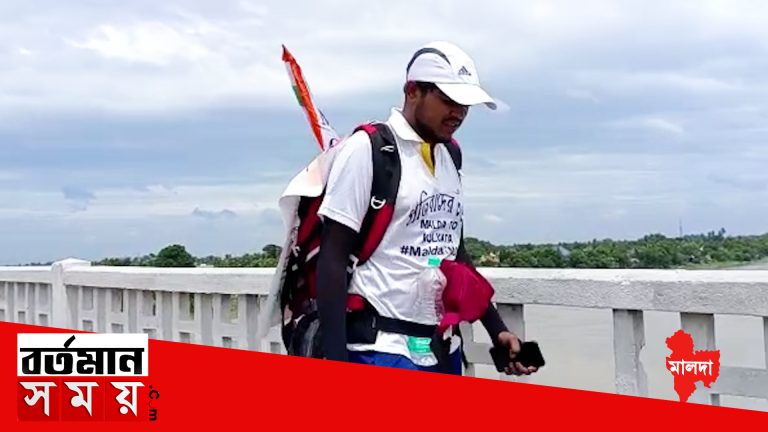 অভিনব প্রতিবাদ তৃণমূল ছাত্র পরিষদ কর্মীর।