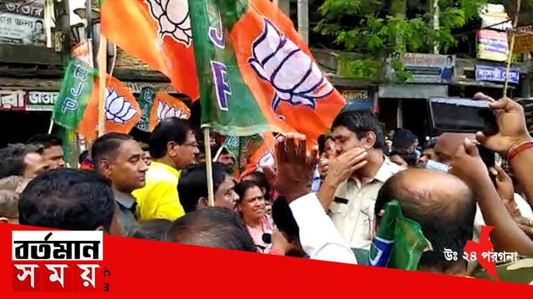 বনগাঁ পৌরসভার ১৪ নম্বর ওয়ার্ডের নির্বাচনে তৃণমূল সন্ত্রাস চালাচ্ছে এই অভিযোগ করে বিজেপি এবং কংগ্রেস ভোটকেন্দ্র ছেড়ে বেরিয়ে এসেছে বনগাঁ বাটার মোড়ে অবরোধ করেছে বিজেপি