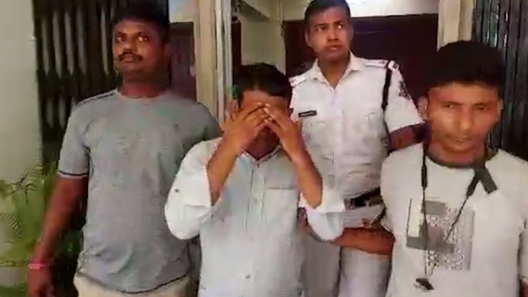 সল্টলেকে পরপর কয়েকটি এটিএম ভেঙে লুটের চেষ্টার ঘটনায় গ্রেফতার মূল অভিযুক্ত।