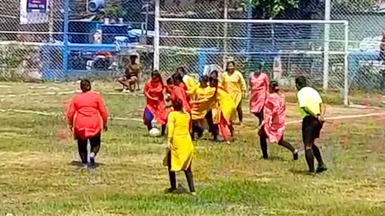 স্থানীয় মহিলাদের মধ্যে ফুটবল খেলার মধ্যে দিয়ে পালন করা হলো খেলা দিবস।