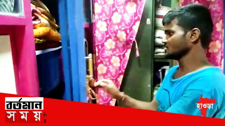 খাটের তলায় লুকিয়ে চোর বাবাজি!ধরা পড়তেই চুরির কায়দা অভিনয় করে দেখালো খোদ চোরই !