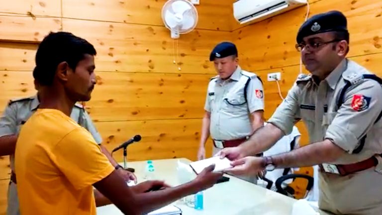 হারিয়ে যাওয়া মোবাইল উদ্ধার করে প্রকৃত মালিকদের হাতে তুলে দিল পুলিশ