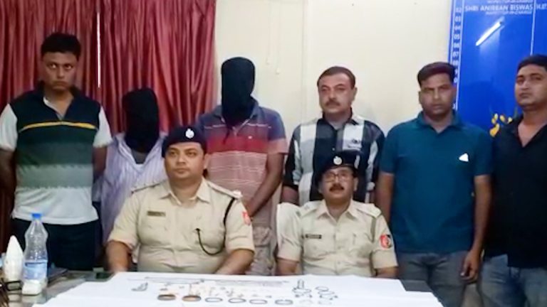 ঘটনায় যুক্ত থাকার অভিযোগে এক সোনা ব্যবসায়ীকেও গ্রেফতার করা হয়