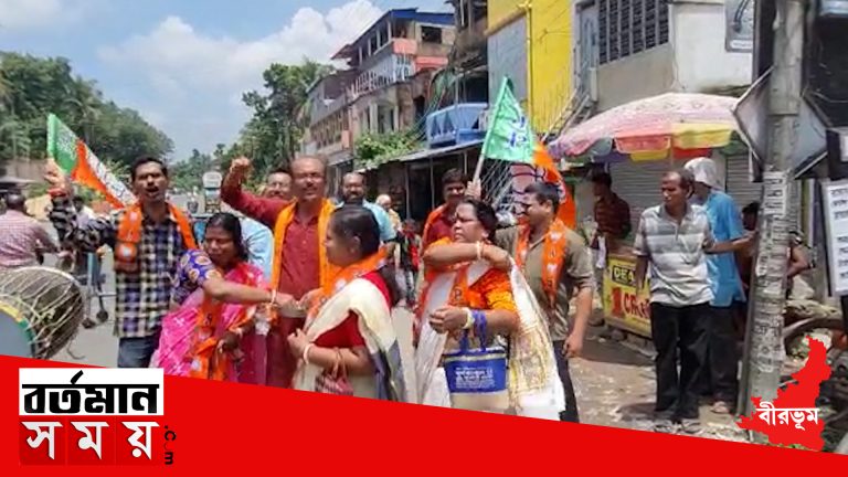 অনুব্রত মণ্ডলকে গ্ৰেফতার বীরভূমে ঢাক বাজিয়ে নকুলদানা, বাতাসা বিলি বিজেপির নেতা,নেত্রীদের।