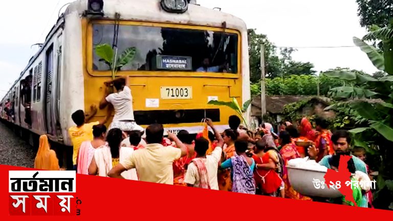 বারাসাতে ট্রেন থামিয়ে অকাল বিশ্বকর্মা পূজা করলেন স্থানীয়রা