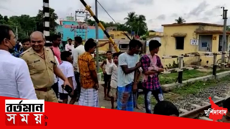 চালু রাখার দাবিতে রেল অবরোধ করে বিক্ষোভ শুরু করল বেলডাঙ্গা বাসি।