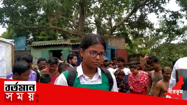 কাটোয়া ,বোলপুর রাজ্য সড়ক অবরোধ করলো বিল্লেশ্বর স্কুলের ছাত্রছাত্রী ও শিক্ষকেরা এবং বিল্লেস্বরের গ্রামবাসীরা।