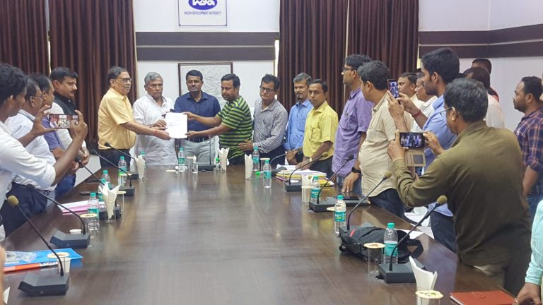 পুজোর আগেই শিল্প শহর হলদিয়ায় শ্রমিক মহলের খুশির হাওয়া।