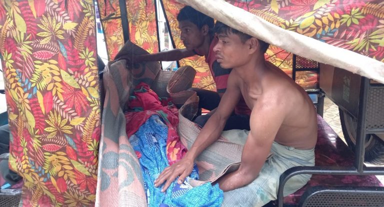 রাস্তা পারাপার হতে গিয়ে টোটোর ধাক্কায় মৃত্যু হলো সাত বছরের একটি শিশু কন্যার।