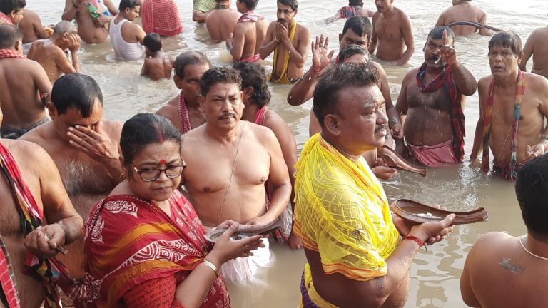 আজ, মহালয়া পিতৃ পক্ষের শেষ দিন এবং দেবীপক্ষের সূচনা ,বিশেষত পূর্বপুরুষদের উদ্দেশ্যে