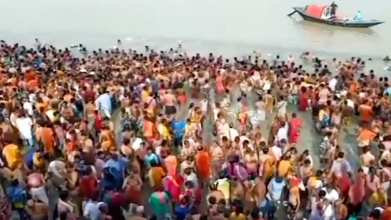 দুর্ঘটনা এড়াতে গঙ্গার ঘাটে কড়া পুলিশ প্রহরার বন্দোবস্ত করা হয়েছে।