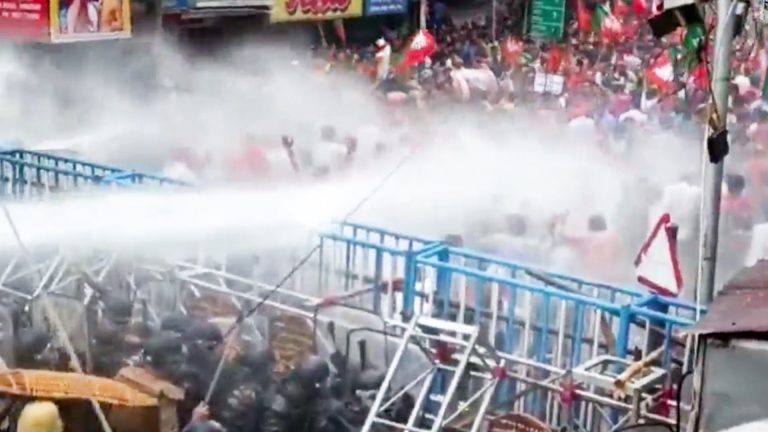 সাঁতরাগাছিতে বিজেপির মিছিল নবান্ন অভিযান ঘিরে ধুন্ধুমার পরিস্থিতি,কর্মসূচি রুখতে মরিয়াপুলিশ।