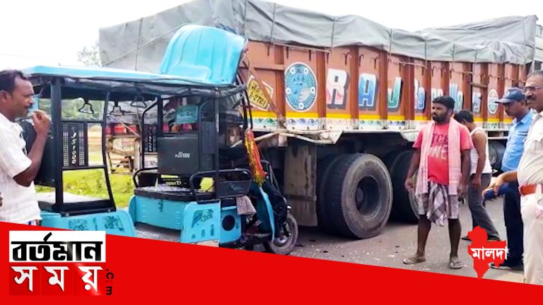 মালদায় লরির সাথে টোটোর ধাক্কা জখম তিন কলেজ ছাত্রীসহ টোটো চালক