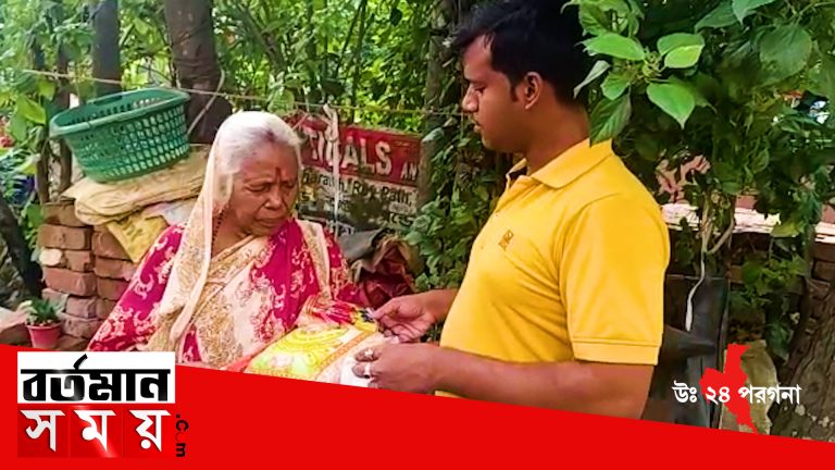 শ্যামনগরে অসহায় প্রান্তিক মানুষদের হাতে নতুন বস্ত্র