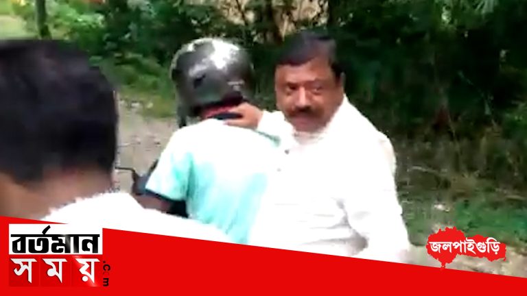 স্কুটিতে চেপে জলঢাকা নদীর ভাঙ্গন পরিদর্শনে সেচ মন্ত্রী পার্থ ভৌমিক