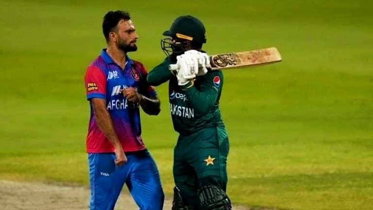 ব্যাট নিয়ে তেড়ে গেলেন পাক তারকা আসিফ আলি,মাঠের মধ্যেই চললো ধাক্কাধাক্কি ,ভাইরাল সোশ্যাল মিডিয়ায়
