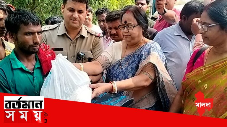 মালদায় ভাঙ্গন ও বন্যায় প্লাবিত মানুষদের ত্রাণ বিতরণ বিধায়কের।