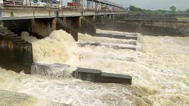 নিম্নচাপের জের,জল ছাড়া শুরু ময়ূরাক্ষী ব্যারেজে।